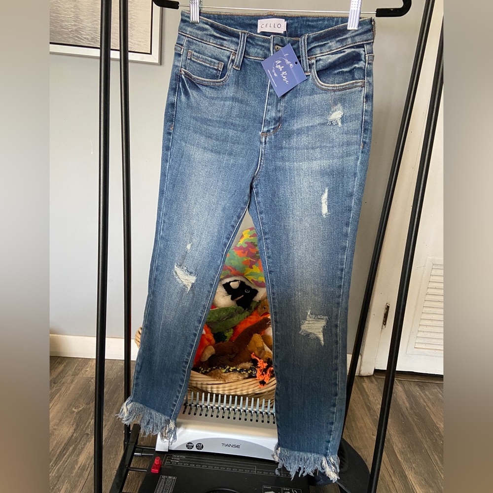 Mid Rise Destroy Fringe Hem Crop Jean